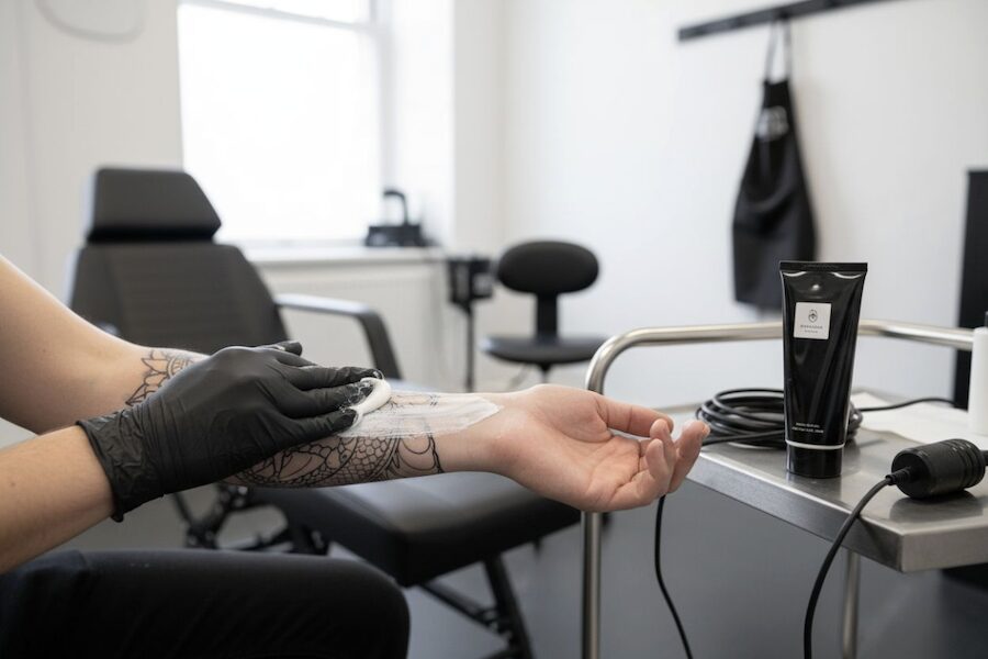 jak prodloužit účinek znecitlivění před tetováním