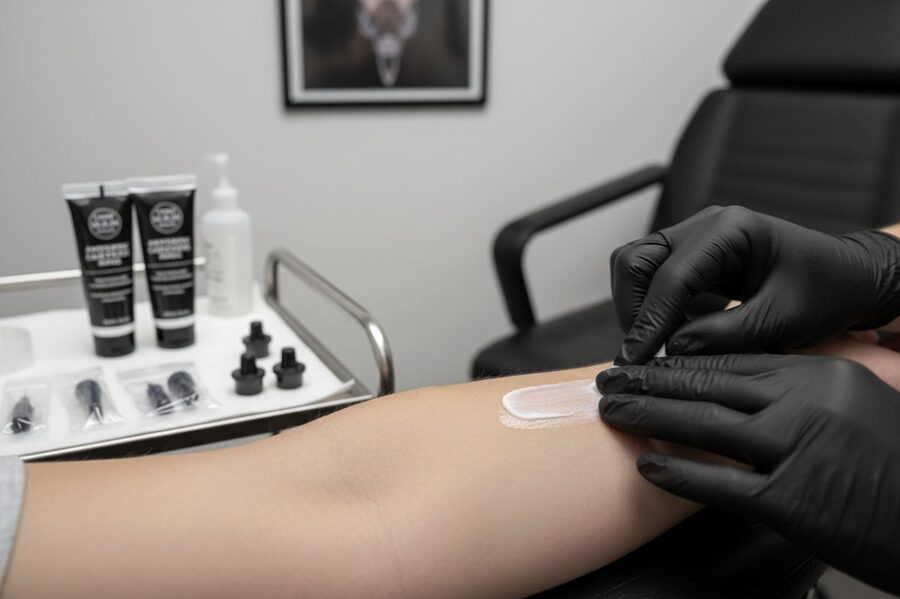 jak-pouzivat-krem-pred-tetovanim-ucinne-znecitliveni